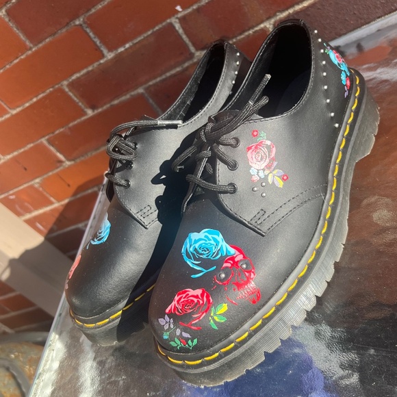 Doc Marten black  flowered lo tops, ladies size 9, Versatile Classic lace ups - Picture 6 of 12